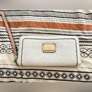 GUESS White Wristlet Wallet
